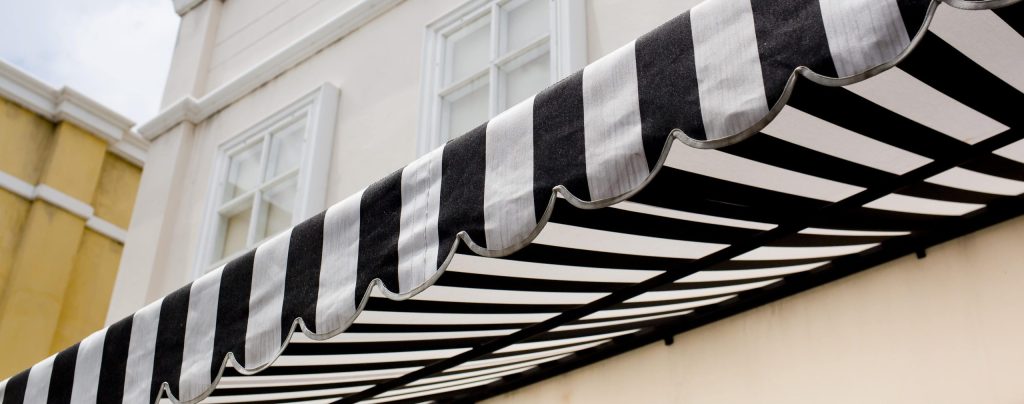 Knikarmschermen - Zonwering Buiten